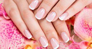 French Manicure mit Blüten im Hintergrund