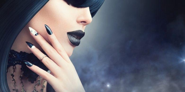 Dame mit Goth Nails