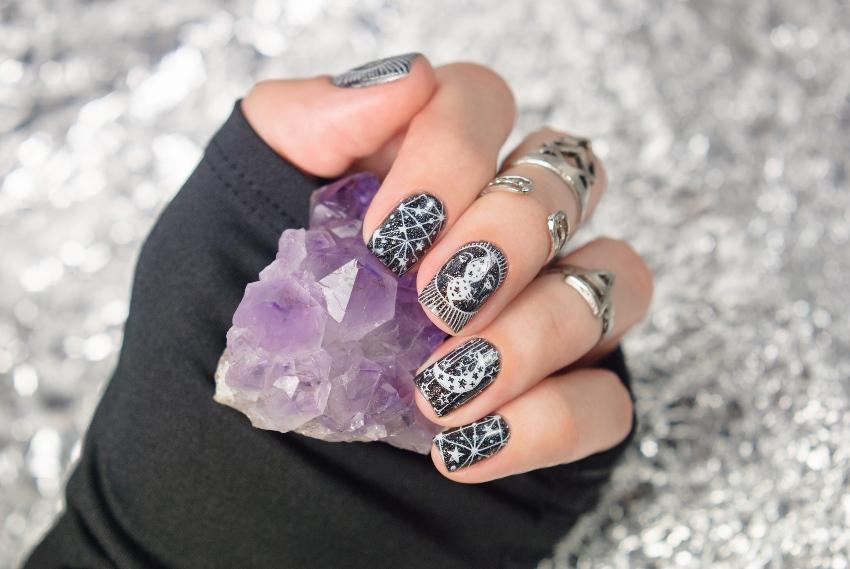 Goth Nails mit weißem Muster 