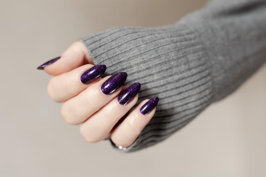 Goth Nails in Violett mit Glitter