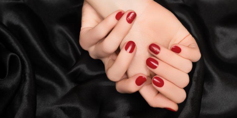 Rotes Nageldesign mit schwarzem Hintergrund