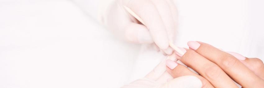 Nagelhaut entfernen mit Rosenholzstäbchen