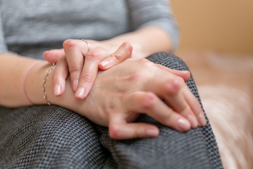 Frau mit Arthritis - splitternde Nägel