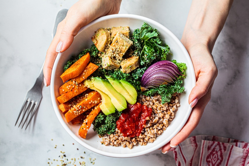 Bowl mit Gemüse und Tofu