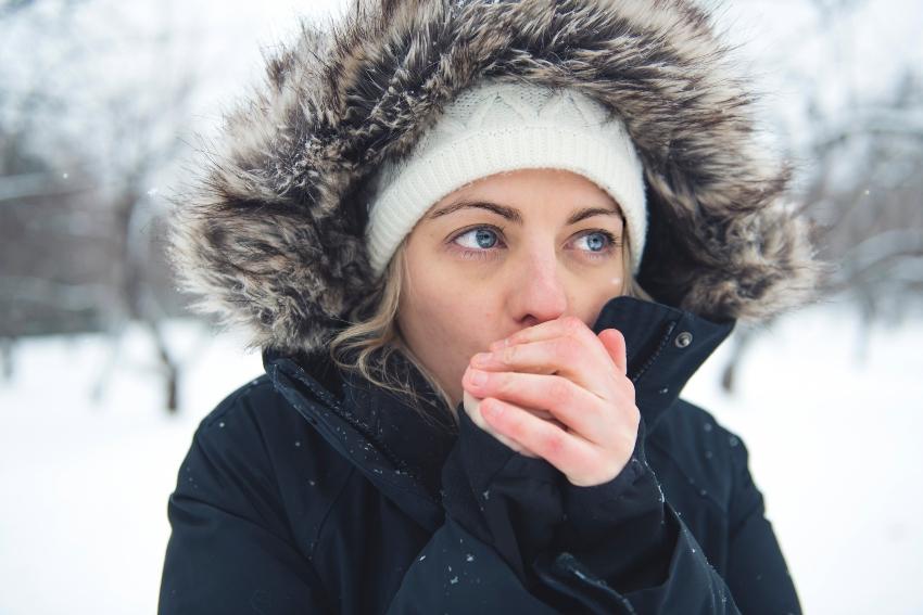 Frau mit kalten Händen im Winter 