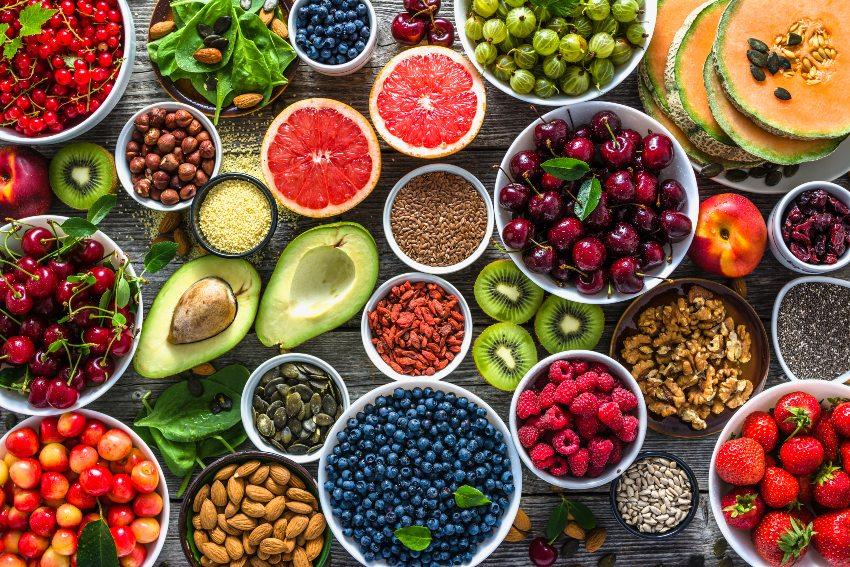 Gesunde Ernährung mit Früchten und Samen 