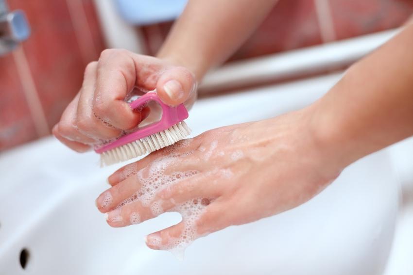 Nägel putzen mit Nagelbürste