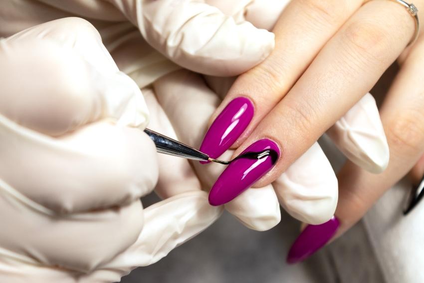 Auftrag von Nailart mit einem feinen Pinsel