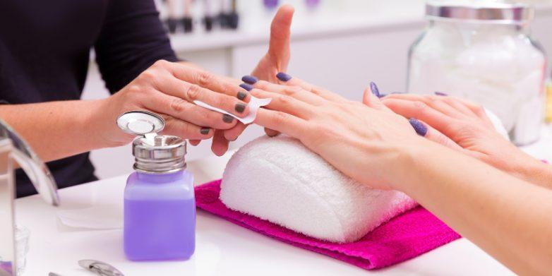 Nagellack entfernen im Nagelstudio