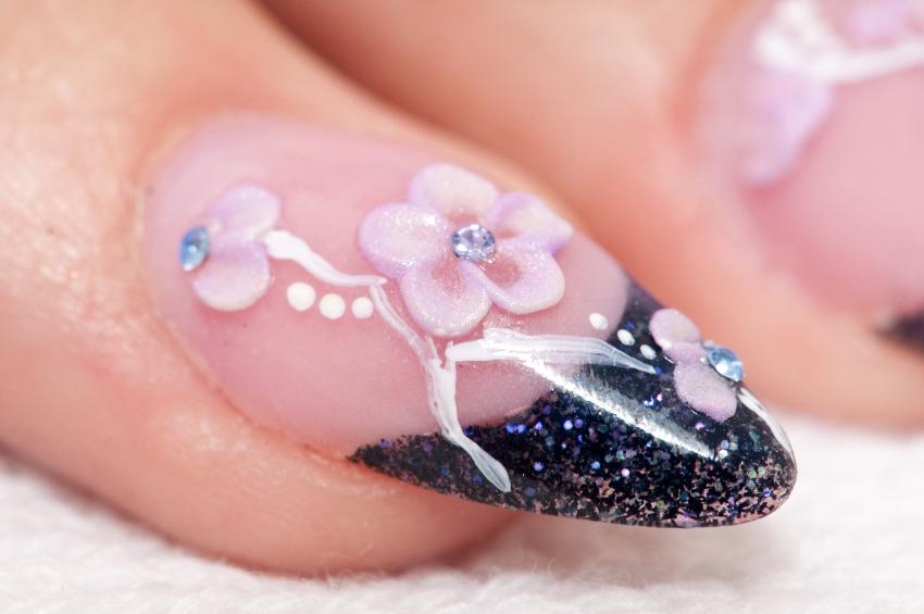 Nagel mit Blumen und Strass