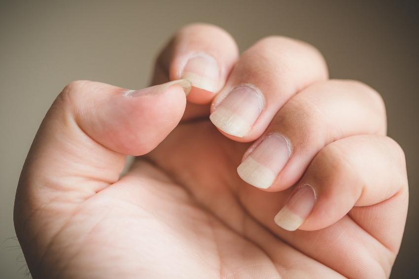 Hand mit langen Fingernägeln