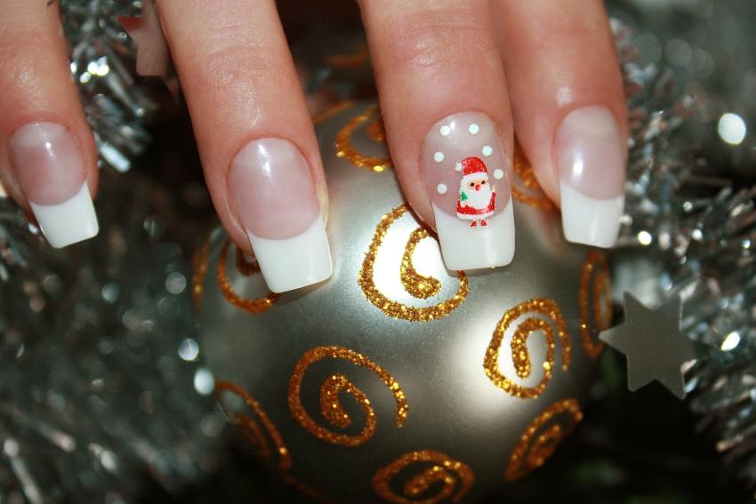 Weiße French Nails mit Weihnachtsmann