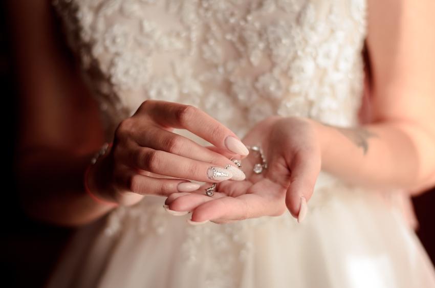 Hochzeitsnägel - Braut mit Schmuck