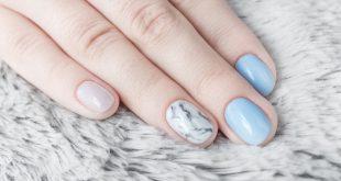 Blau-weiße Marmor Nägel