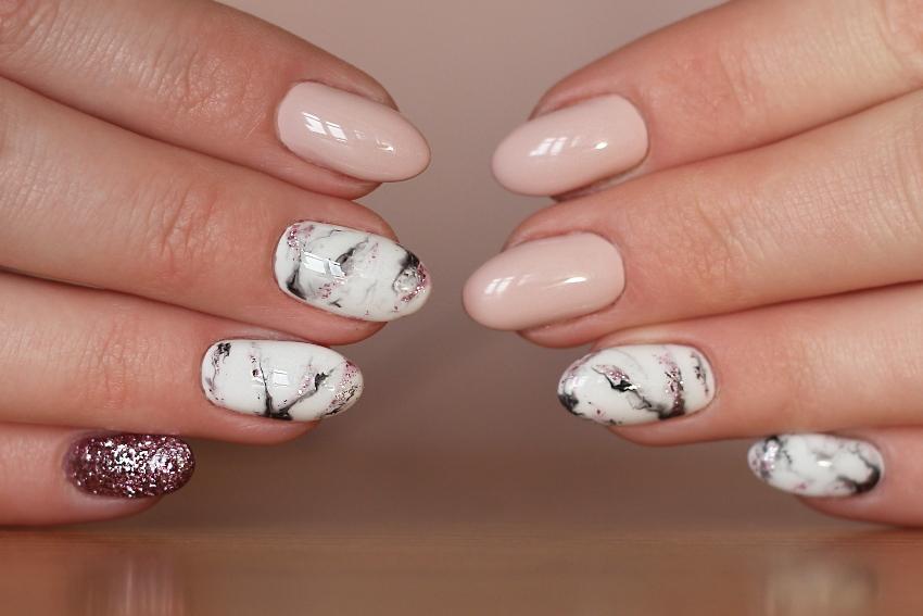 Marmor Nails mit Glitzereffekten