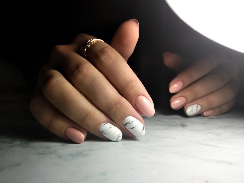 Marmor Nails in Weiß und Rosa