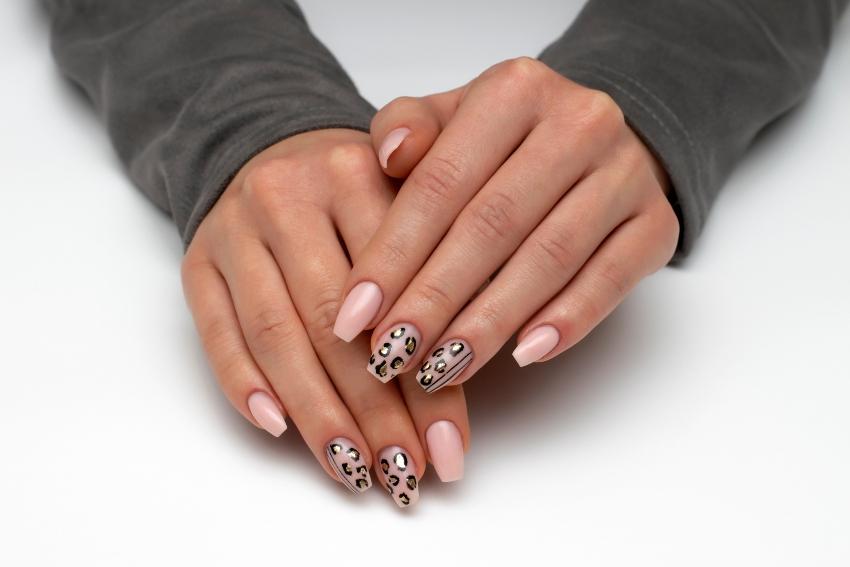 Leopard Fingernägel mit dem Dotting Tool