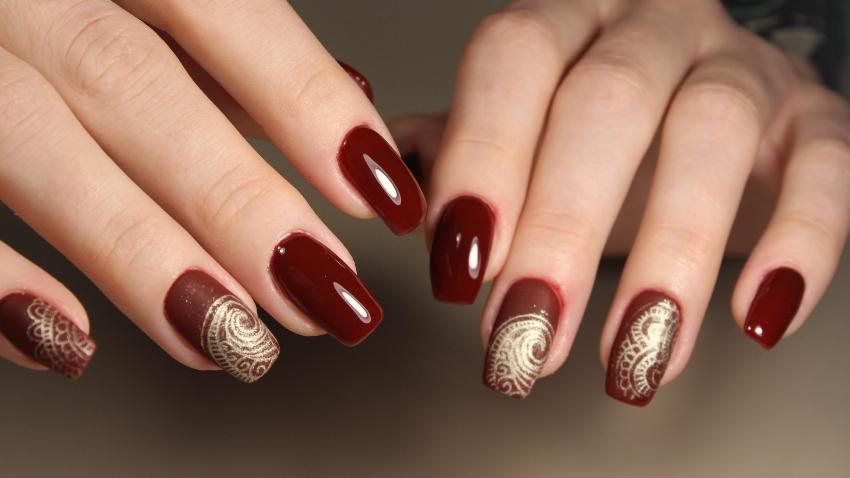 Rotes Nageldesign mit Muster