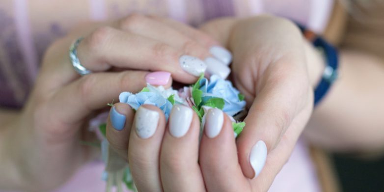 Frühlingsnägel bunt mit Blüten