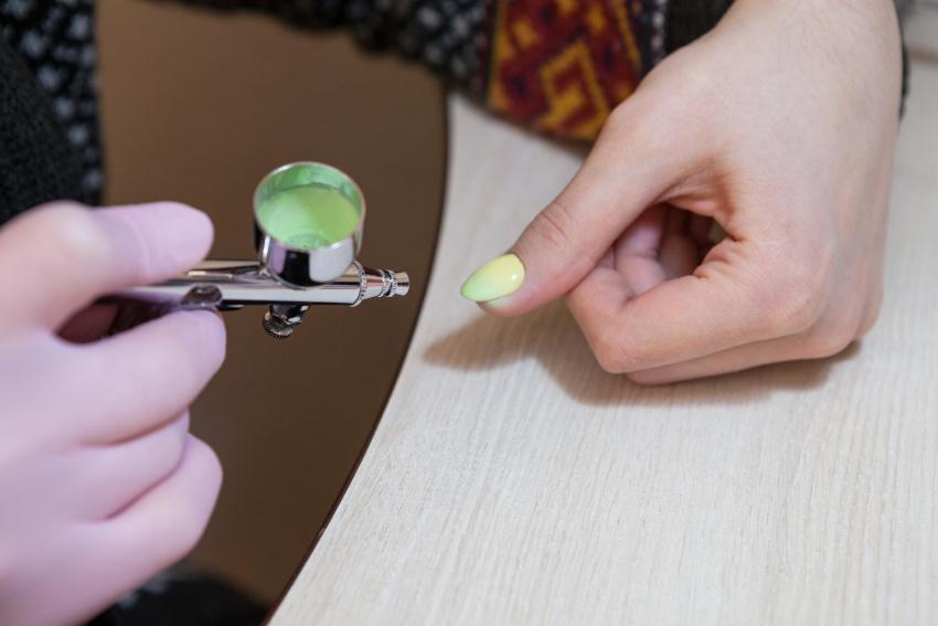 Airbrush Naildesign in grünem Ombre