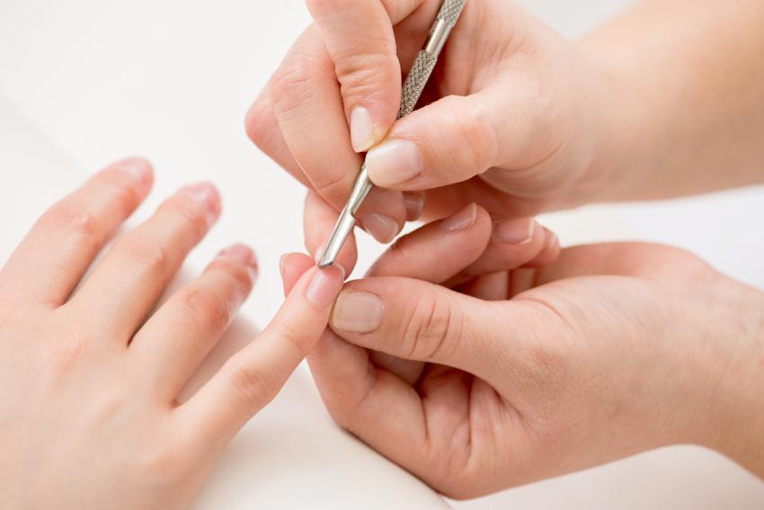 Nagelhaut zurückschieben vor dem Camouflage Gel