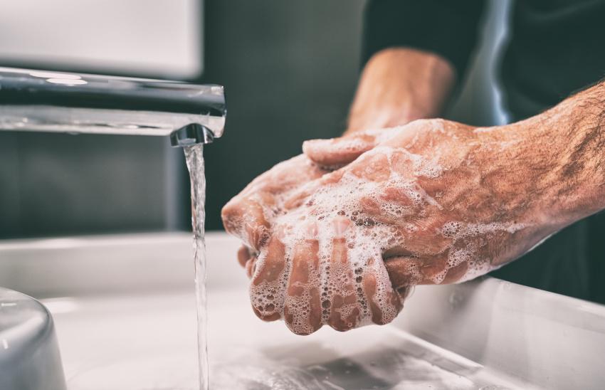 Mann wäscht Hände