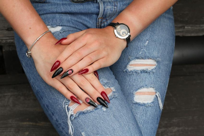 Stiletto Nails in Rot und Schwarz