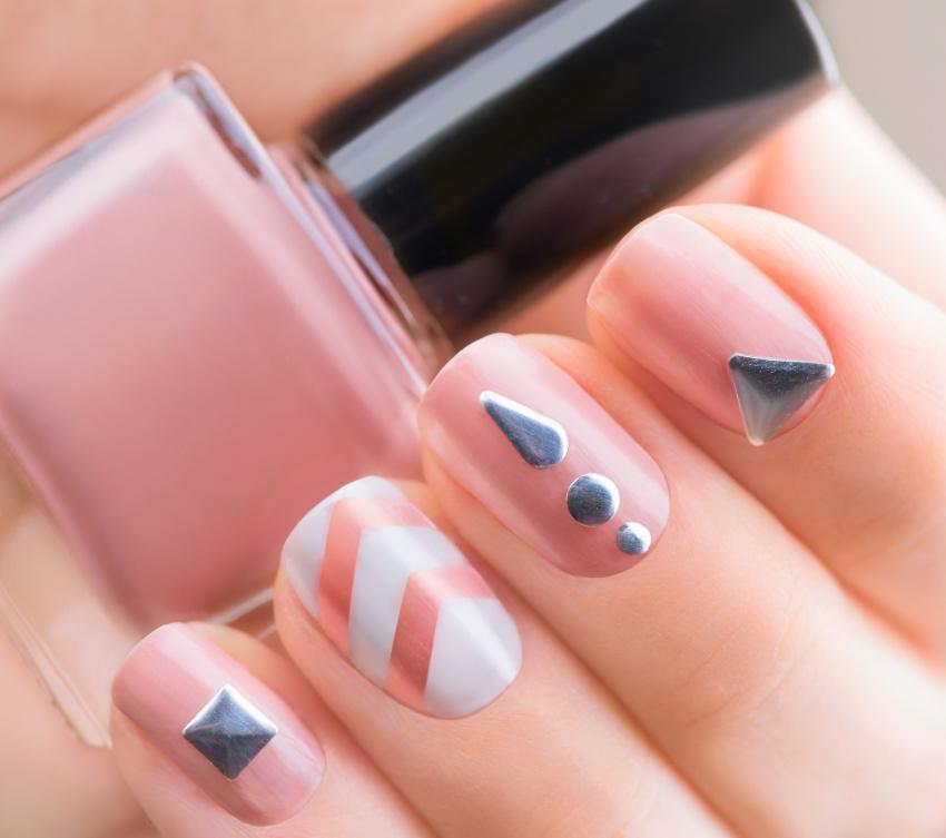 kurze Fingernägel mit Nailart