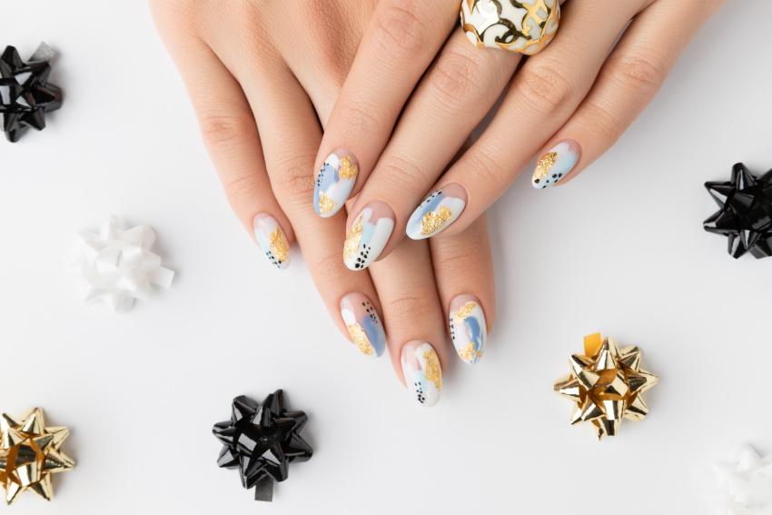 lange Fingernägel mit Nailart