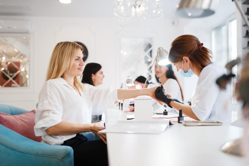 Frau im Nagelstudio