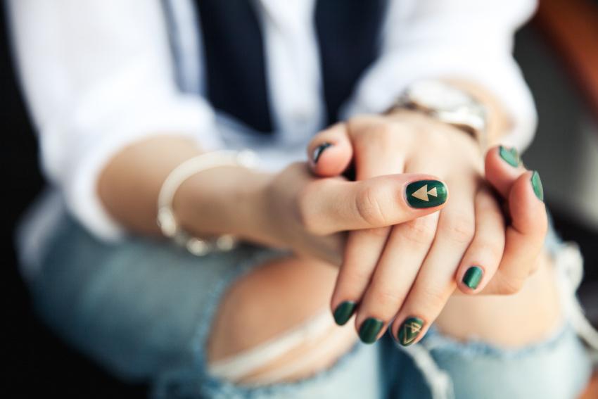 Grüne Fingernägel mit Nailart 