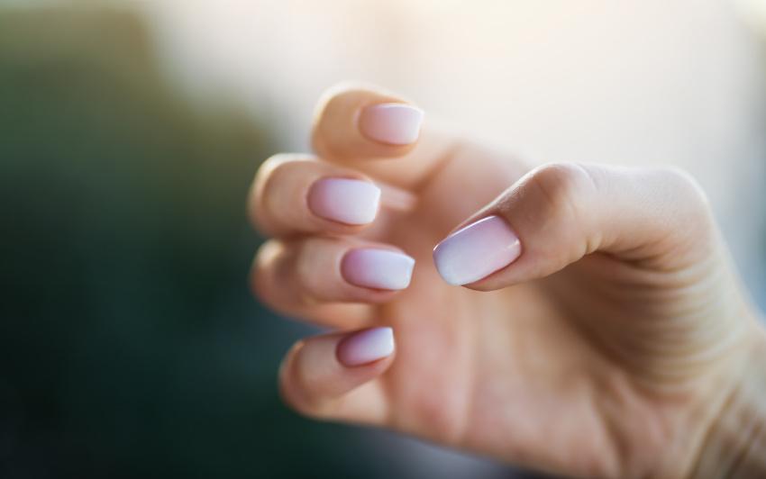 Ombre Nails in Weiß und Rosa