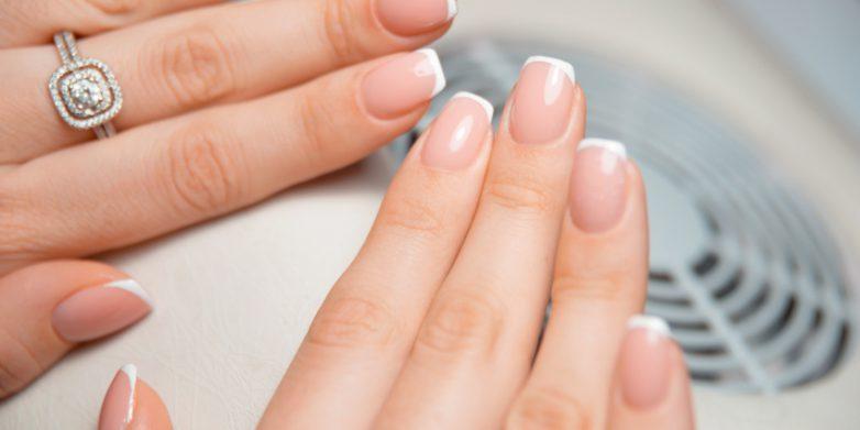 Weiße French Nails
