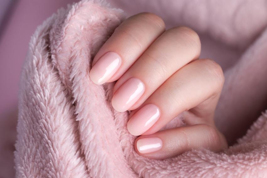 Rosa Fingernägel und rosa Hintergrund 