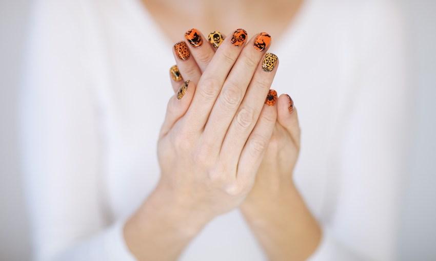 Ein farbenfrohes Halloween Nageldesign in freundlichem Gelb und Orange 