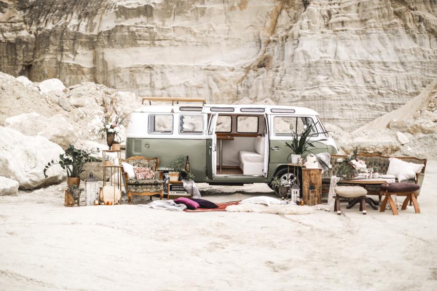 Boho Bus mit Möbeln, Kissen und Blumen dekoriert 