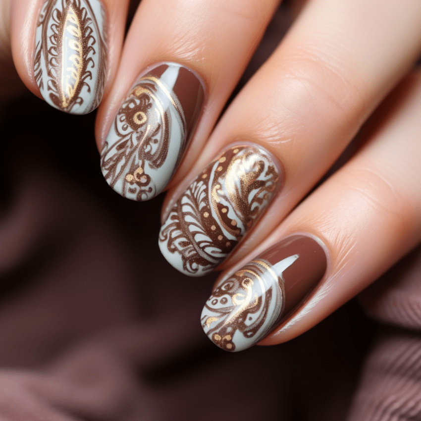 Boho Nails in Braun mit Muster in Gold