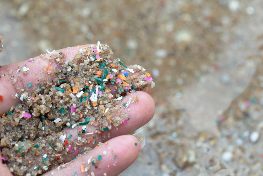 Mikroplastik im Sand - Mikroplastik Verbot 