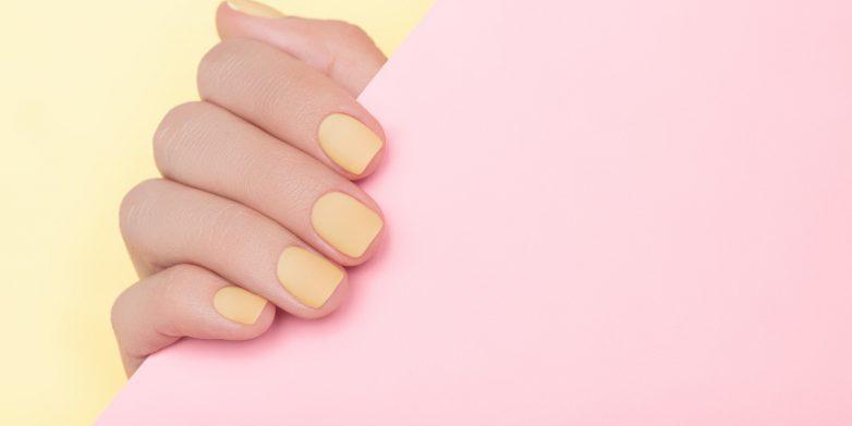 Vanilla Nails mit rosa Hintergrund