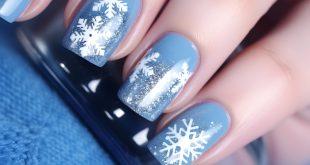 Nägel mit Schneeflocken und blauem Hintergrund
