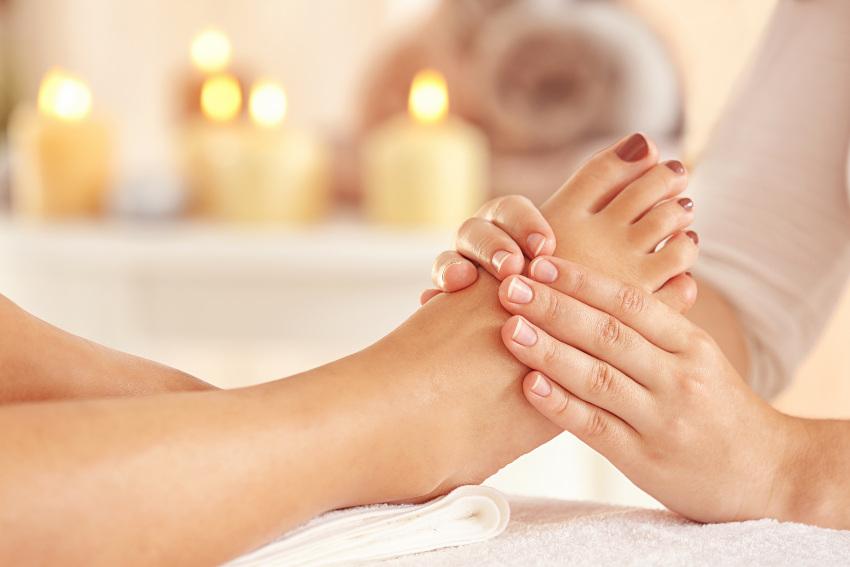 Eine Frag genießt die Massage ihres Fußrückens Tipps für die Fußmassage