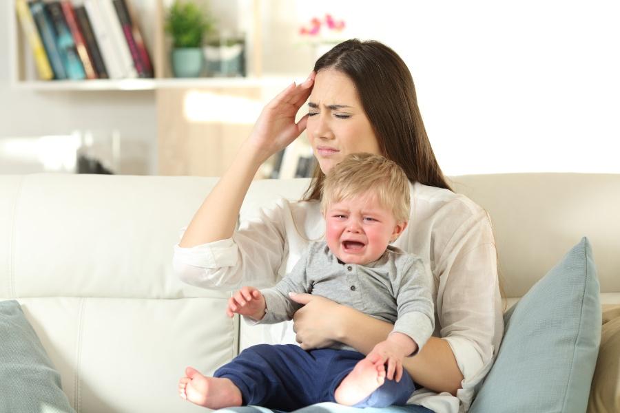 Mutter ist gestresst durch weinendes Kind