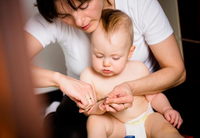 Mutter schneider Fingernaegel beim Baby - Ab wann Nägel schneiden bei Babys?