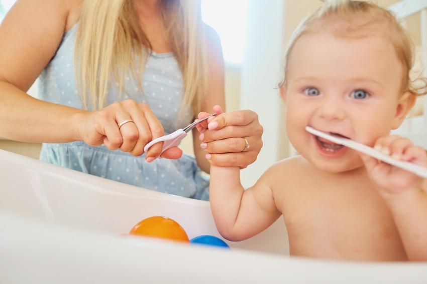 Mutter schneidet Naegel vom Baby - Ab wann Nägel schneiden bei Babys?