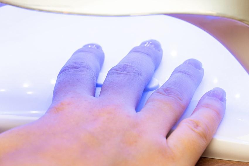 Hand, bzw. Fingernägel unter UV Licht