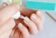 Nagelhaerter wird aufgetragen - Nagelverstärkung