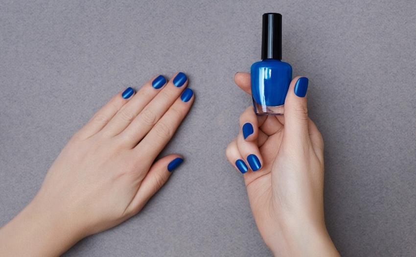 Frauenhaende, - Nageldesign in Blau