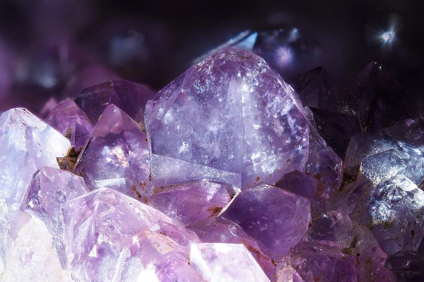 Als Amethyst werden die violetten Varietäten des Minerals Quarz bezeichnet