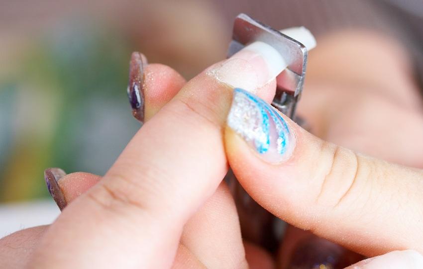 Mit einem Cutter werden die Tips auf die richtige Länge gebracht - Nagelverlängerung selbst machen