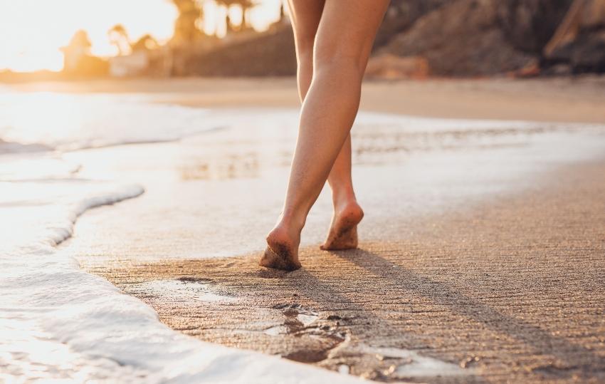 Frau-geht-barfuss-am-Strand